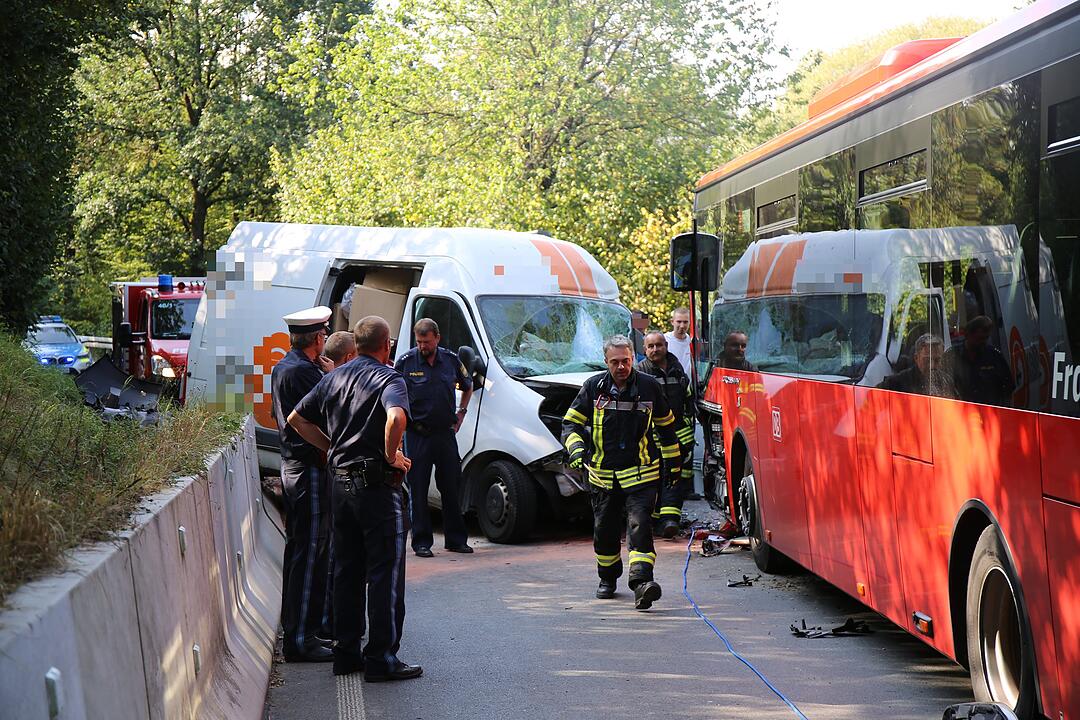 Lieferwagen kollidiert frontal mit Linienbus