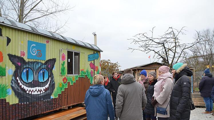 Im Garten vor dem Bauwagen wurde die Besuchergruppe aus Russland von den Schülern empfangen und über die Arbeit im Erdkinderplan informiert. Foto: Bernhard Panzer
