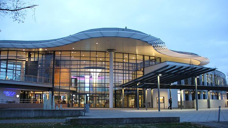 Die Therme strahlt in der beginnenden Dämmerung - fürs erste weiter allein. Die Sonnenhotels GmbH kann das geplante Thermenhotel nicht verbindlich zeitnah umsetzen und nimmt von dem Vorhaben Abstand.