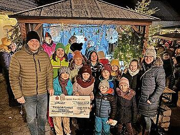 Einer der beiden Schecks über jeweils 800 Euro ging an die Grundschule Kersbach.