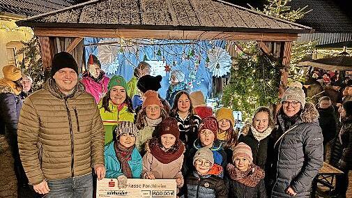 Einer der beiden Schecks über jeweils 800 Euro ging an die Grundschule Kersbach.