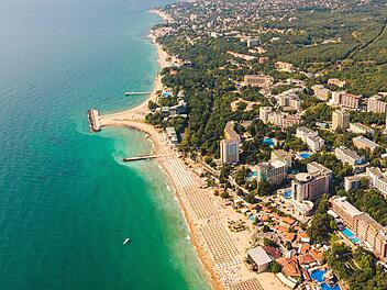 Panoramablick auf den Strand von Warna am Schwarzen Meer in Bulgarien
