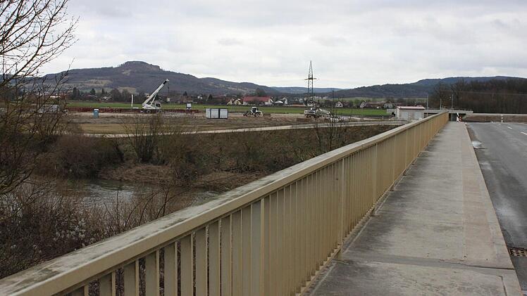 Mit schwerem Gerät wird die ICE-Trasse bei Wiesen gebaut.