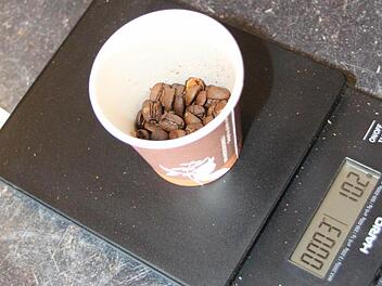 10 Gramm Kaffeebohnen ergeben einen Espresso.