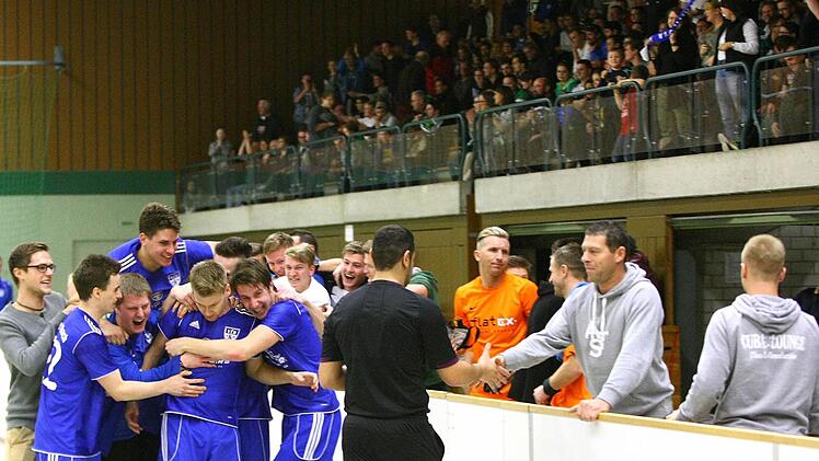 Nach dem entscheidenden Siebenmeter machen die Metzdorfer Party auf dem Parkett.