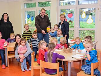 Daniel Schlereth (Mitte) bekommt von Sohn Vincent die Spende in Höhe von 500 Euro überreicht. Rechts Kindergartenleiterin Edeltraud Arnold, links Kinderpflegerin Alexandra Leichmann und vorne Ramona Hein vom Elternbeirat.  Foto: Björn Hein