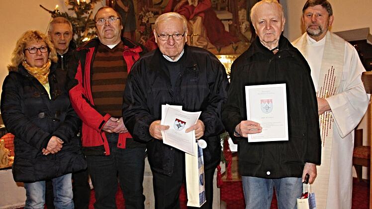 Pfarrer Richard Brütting ehrte am Dienstag nach dem Abendgottesdienst Anton Kirchner und Josef Lang (von rechts). Rita Dickert, Wilfried Loßkarn und Werner Strobel (von links) überbrachten für die Kirchenverwaltung Glückwünsche und sprachen Dankesworte. Foto: Helmut Will