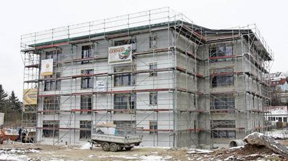 Barrierefreie Mietwohnungen in modernster Ausführung mit bester Energieeffizienz entstehen in der Viktor-von-Scheffel-Straße 35 in Lichtenfels. Hier ist ab April oder Mai wohnen auf höchstem Niveau garantiert.  Fotos: nanü