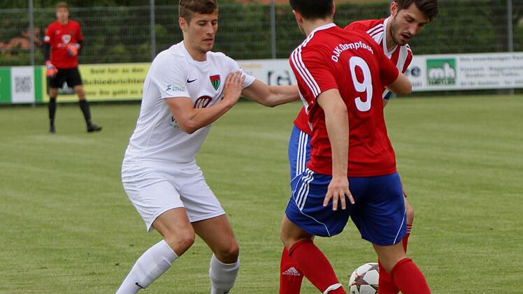 Der Schweinfurter Steffen Krautschneider wird gemeinsam vom Dampfacher Kapitän Stefan Greb (rechts) und Serkan Yeniay (Nummer 9) gestoppt.