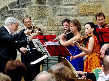 Megumi Ikeda (Violine) und Angelika Stirner-Ebert (Flötte) beeindruckten als Solistinnen bei der Serenade auf der Veste Coburg. Das Collegium musicum spielte unter Leitung von Thomas Ehrle (links). Foto: Jochen Berger