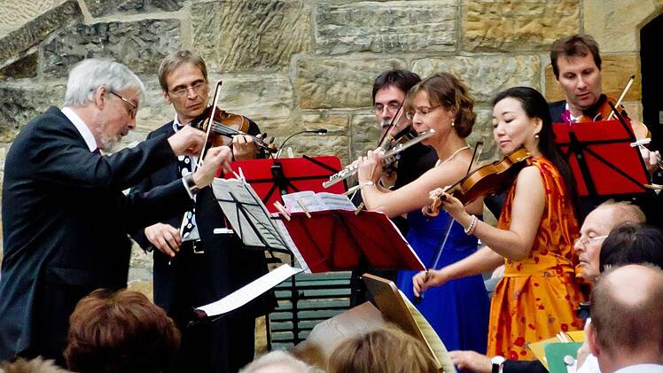 Megumi Ikeda (Violine) und Angelika Stirner-Ebert (Flötte) beeindruckten als Solistinnen bei der Serenade auf der Veste Coburg. Das Collegium musicum spielte unter Leitung von Thomas Ehrle (links). Foto: Jochen Berger