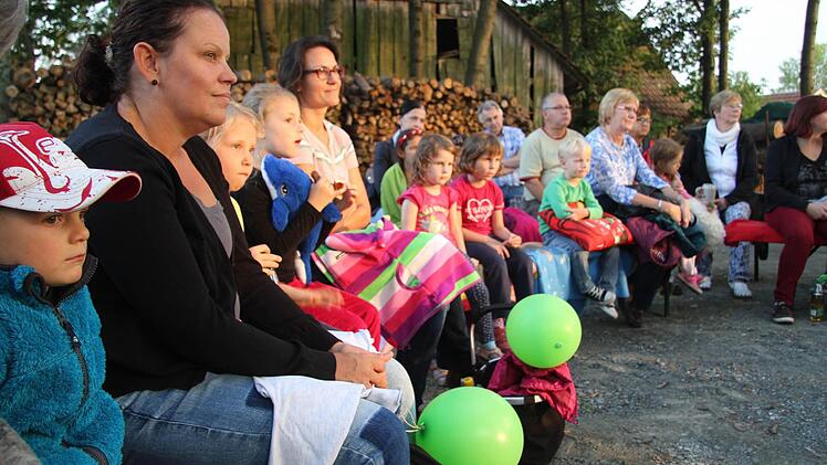 Die Kinder den Märchen von Marianne Nowack, Emmi Mähringer lockerte die Märchenrunde mit Kinderliedern auf. Foto: Sonja Adam