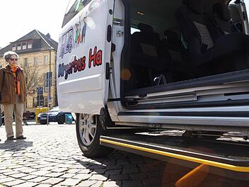 Für die Menschen ist der Fahrdienst der Bürgerbusse mehr als ein Transport von Ort zu Ort. Nicht in allen Kommunen funktioniert das Angebot, das Menschen selbstständiger machen kann. Foto: Arkadius Guzy