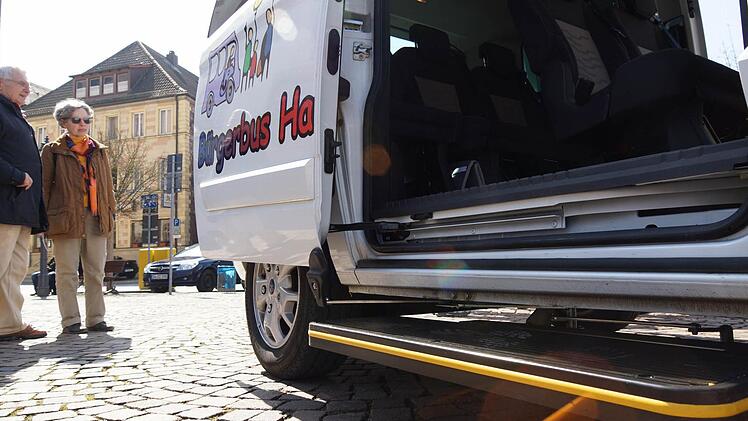 Für die Menschen ist der Fahrdienst der Bürgerbusse mehr als ein Transport von Ort zu Ort. Nicht in allen Kommunen funktioniert das Angebot, das Menschen selbstständiger machen kann. Foto: Arkadius Guzy