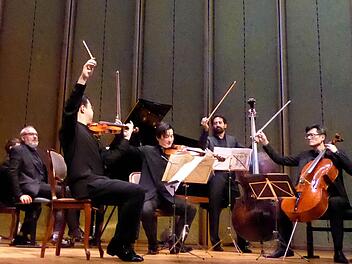 Der Schlussakkord ist noch nicht verklungen: Siegfried Mauser, Feng Ning, Wen-Xiao Zheng, Nabil Shehata und Wenn-Sinn Yang nach dem Forellenquintett. Foto: Ahnert