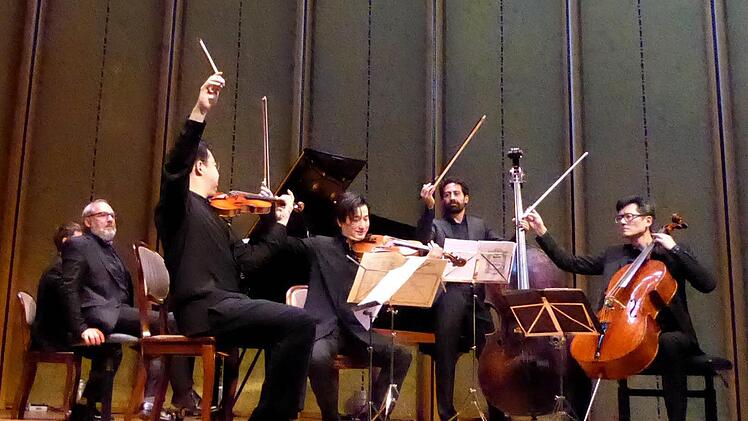 Der Schlussakkord ist noch nicht verklungen: Siegfried Mauser, Feng Ning, Wen-Xiao Zheng, Nabil Shehata und Wenn-Sinn Yang nach dem Forellenquintett. Foto: Ahnert