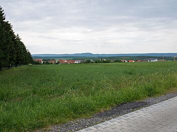 Westlich der Sailershäuser Straße in Haßfurt entsteht ein neues Wohngebiet. Das Anwesen Wörtmann (links hinter den Tannen) ist nicht Teil des Be-bauungsplans. Der Flurweg nach Wülflingen (vorne im Bild) wird an das Bau-gebiet angeschlossen. Foto: Ulrike Langer