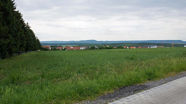Westlich der Sailershäuser Straße in Haßfurt entsteht ein neues Wohngebiet. Das Anwesen Wörtmann (links hinter den Tannen) ist nicht Teil des Be-bauungsplans. Der Flurweg nach Wülflingen (vorne im Bild) wird an das Bau-gebiet angeschlossen. Foto: Ulrike Langer