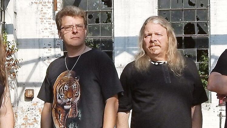 Die Band "Dirty K" (v. l.): Holger Schmitt aus Marktrodach, E-Gitarre; Achim Engelhardt aus Steinwiesen, Drummer und Backgroundgesang; Dirk Weigelt aus Grub am Forst, E-Gitarre sowie Lead- und Backgroundgesang; Thomas Burkert-Mazur aus Schmölz, Bassgitarre und Lead- und Backgroundgesang Foto: PR