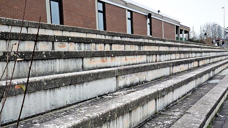 Die 110 Meter lange Tribüne an der Freisportanlage der Carl-von-Linde-Realschule wird mit einem Kostenaufwand von rund 281 000 Euro saniert.  Foto: Werner Reißaus