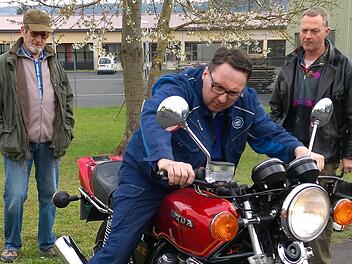 Auch Raritäten wie diese Honda CBX 1000 mit Sechszylindermotor sind immer wieder beim Motorrad-Aktionstag der Hammelburger Verkehrswacht vertreten. Prüfer Alexander Rohner nahm dieses zweirädrige "Schätzchen" von Joachim Bindrum denn auch gerne unter die Lupe.Karlheinz Franz