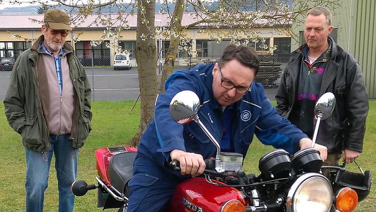 Auch Raritäten wie diese Honda CBX 1000 mit Sechszylindermotor sind immer wieder beim Motorrad-Aktionstag der Hammelburger Verkehrswacht vertreten. Prüfer Alexander Rohner nahm dieses zweirädrige "Schätzchen" von Joachim Bindrum denn auch gerne unter die Lupe.Karlheinz Franz