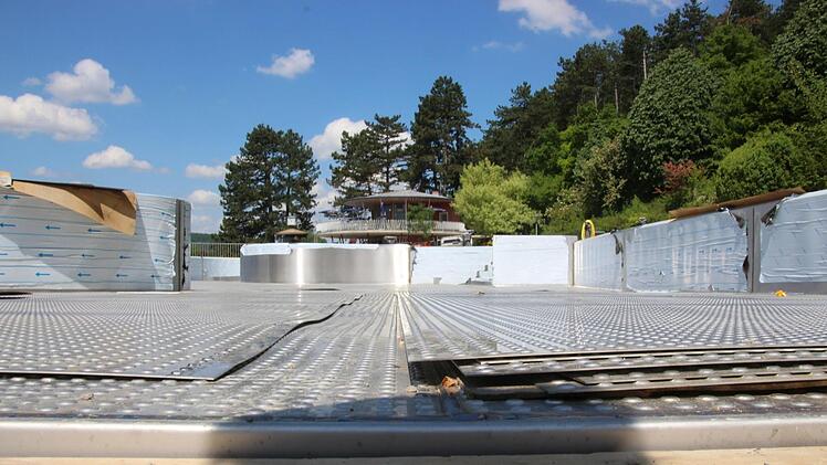 Das Becken wird k&uuml;nftig mit Edelstahl ausgekleidet. Foto: Benedikt Borst