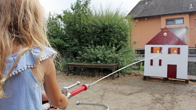 Die kleine Ella versuchte, den Brand im Miniaturhaus zu l&ouml;schen. Fotos: Yannick Hupfer