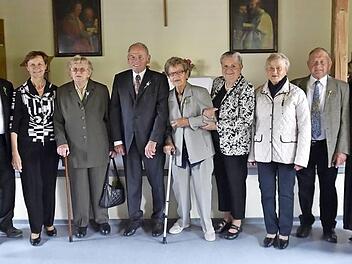 Pfarrerin Claudia Winterstein (rechts) mit den Jubelkonfirmanden der Diamantenen, Eisernen und Gnadenkonfirmation