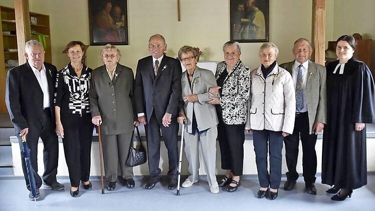 Pfarrerin Claudia Winterstein (rechts) mit den Jubelkonfirmanden der Diamantenen, Eisernen und Gnadenkonfirmation