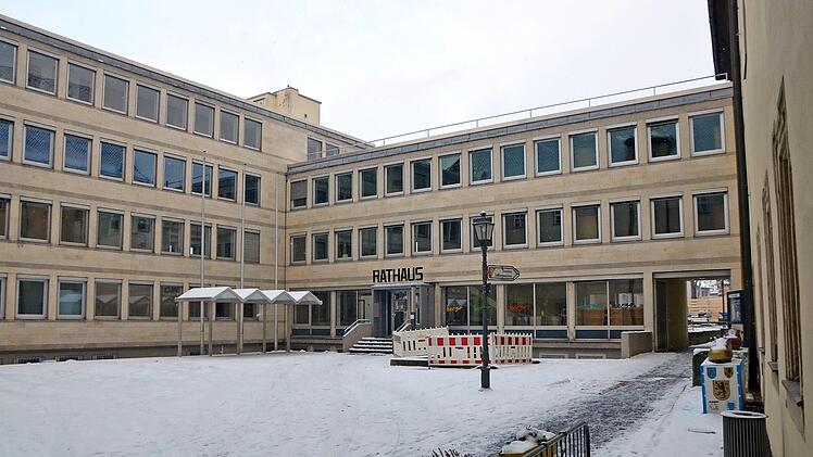 Das Rathaus steht leer. Am Donnerstag soll der Stadtrat die Abbrucharbeiten vergeben.  Foto: Bernhard Panzer