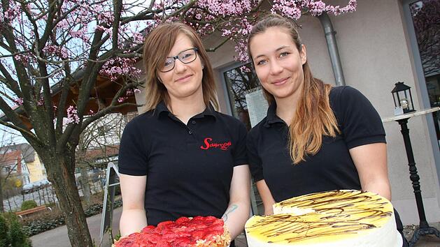 Tanja Salewsky (links) und Theresa Zipfel von "Sch&auml;fers Caf&eacute;" pr&auml;sentieren einen Erdbeerkuchen und eine k&ouml;stliche Torte - Leckereien, die in der Fastenzeit doch noch f&uuml;r viele Menschen tabu sind.Matthias Einwag