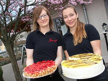 Tanja Salewsky (links) und Theresa Zipfel von "Schäfers Café" präsentieren einen Erdbeerkuchen und eine köstliche Torte - Leckereien, die in der Fastenzeit doch noch für viele Menschen tabu sind.Matthias Einwag
