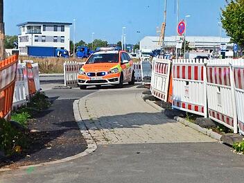 Ein Notarztwagen nimmt den Rettungsweg über den Gehsteig. Während der Asphaltierung gab's für den Rettungsdienst besondere Wege.  Fotos: Bernhard Panzer