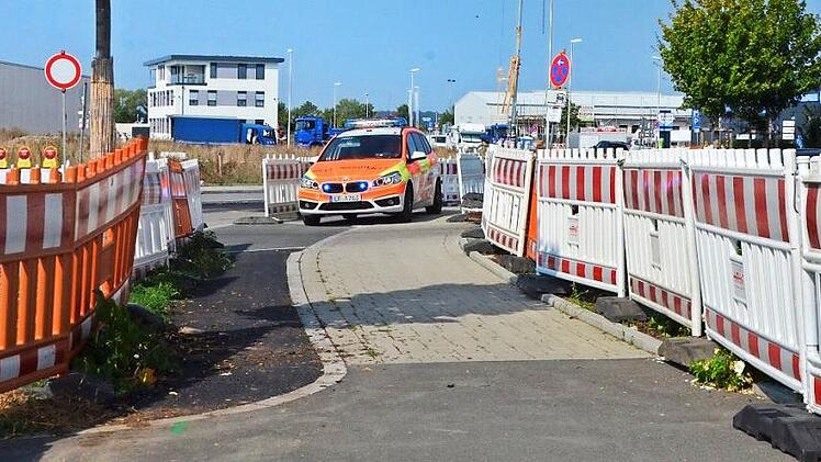 Ein Notarztwagen nimmt den Rettungsweg über den Gehsteig. Während der Asphaltierung gab's für den Rettungsdienst besondere Wege.  Fotos: Bernhard Panzer