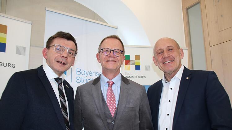 Erinnerungsfoto mit (von links) dem Hammelburger Bürgermeister Armin Warmuth, Geschäftsführer Bernd Buckenhofer und dem Karlstädter Bürgermeister und Bezirksvorsitzenden Dr. Paul Kruck.  Foto: Ralf Ruppert