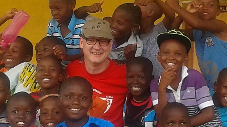Stadionbesuch im afrikanischen Lesotho: Die Kinder wollten unbedingt ein Bild mit Groundhopper Markus Menninger. Foto: Markus Menninger