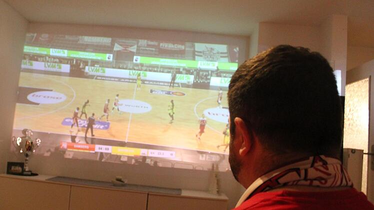 Tim Tropp schaut die Spiele seiner Lieblingsmannschaft auf einer sechs Quadratmeter großen Leinwand.