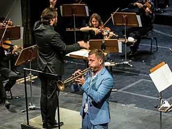 Star-Trompeter Nils Wülker musizierte bei "It'z Jazz" gemeinsam mit dem Philharmonischen Orchester des Landestheaters.Foto. Jochen Berger