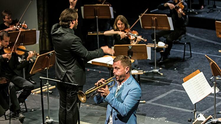 Star-Trompeter Nils Wülker musizierte bei "It'z Jazz" gemeinsam mit dem Philharmonischen Orchester des Landestheaters.Foto. Jochen Berger