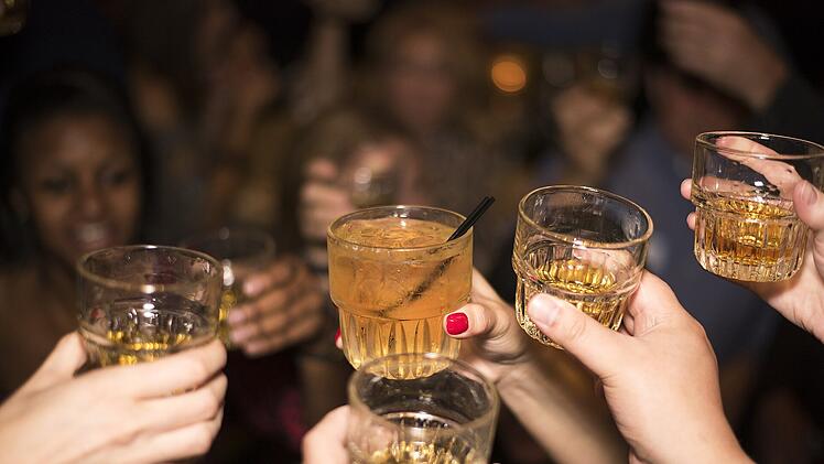 Alkohol-Konsum nach der Corona-Impfung: Deshalb solltest du verzichten