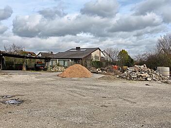 Der ehemalige Bauhof Langensendelbach mit der Villa (Mitte) die abgerissen werden muss, damit auf dem 4500 qm großen Gelände ein Betreutes Wohnen geplant werden kann.
