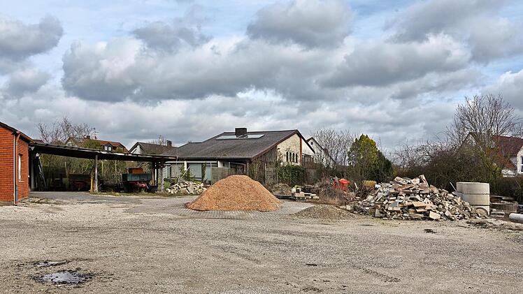Der ehemalige Bauhof Langensendelbach mit der Villa (Mitte) die abgerissen werden muss, damit auf dem 4500 qm großen Gelände ein Betreutes Wohnen geplant werden kann.
