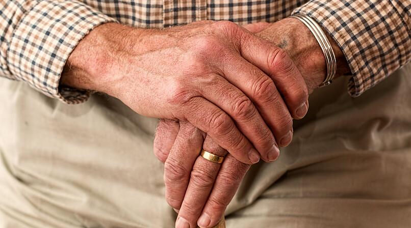 44-J&auml;hriger verletzt Senior (84) im Kreis Ha&szlig;berge - kurz darauf f&uuml;hrt er sich bei der Polizei auf
