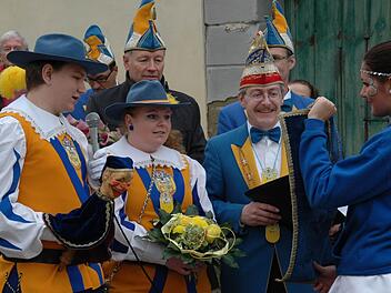 Prinz Andreas II. (von links) und Jennifer I.  wurden vom Sitzungspräsidenten des Faschingsclubs, Matthias Besler,  inthronisiert.  Fotos: Peter Klopf