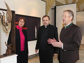 Kuratorin Sabine Maria Hannesen, Domkapitular Norbert Jung und Professor Heimo Ertl (v. l.) vor einem Werk Ertls, das auch als Titelbild den Ausstellungskatalog ziert. Foto: Matthias Hoch
