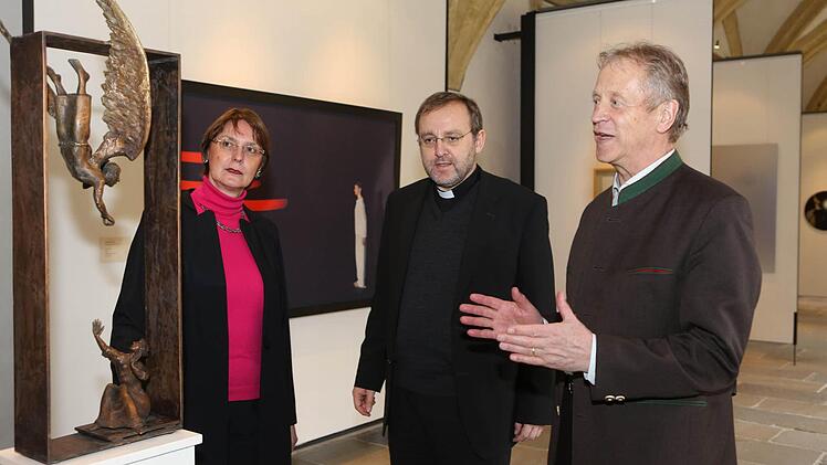 Kuratorin Sabine Maria Hannesen, Domkapitular Norbert Jung und Professor Heimo Ertl (v. l.) vor einem Werk Ertls, das auch als Titelbild den Ausstellungskatalog ziert. Foto: Matthias Hoch
