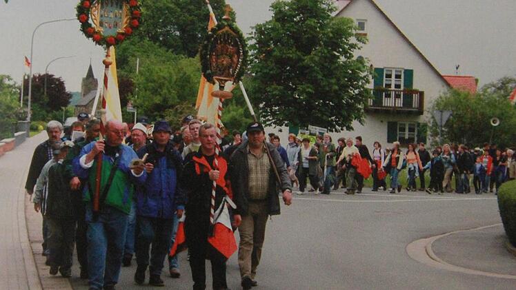 Wallfahrer aus Unterpreppach ziehen durch Unterzettlitz
