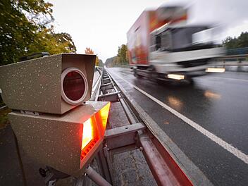 Am Donnerstag startet in Bayern der große "Blitzmarathon" der Polizei. Hier finden Sie alle Messstellen in ihrem Landkreis. Foto: David Ebener/dpa