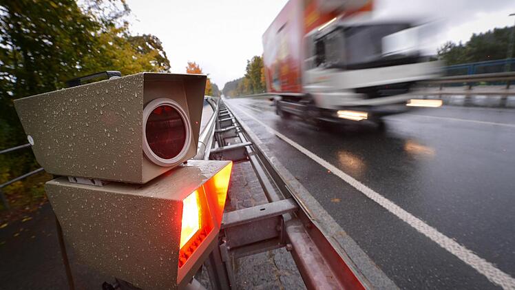 Am Donnerstag startet in Bayern der große "Blitzmarathon" der Polizei. Hier finden Sie alle Messstellen in ihrem Landkreis. Foto: David Ebener/dpa